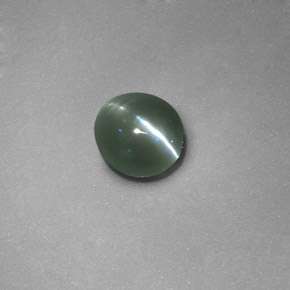 Chrysoberyl Cat's Eye طبيعي بلون أخضر، وزن ‎0.71‎ قيراط، شكل بيضاوى، مقاس ‎5.1x4.8‎ مم
