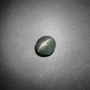 Chrysoberyl Cat's Eye طبيعي بلون أخضر، وزن ‎0.79‎ قيراط، شكل بيضاوى، مقاس ‎5.2x4.9‎ مم