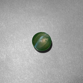 Chrysoberyl Cat's Eye طبيعي بلون أخضر، وزن ‎0.60‎ قيراط، شكل دائري، مقاس ‎4.81‎ مم