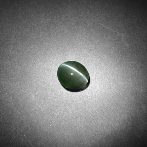 Chrysoberyl Cat's Eye طبيعي بلون أخضر، وزن ‎0.53‎ قيراط، شكل بيضاوى، مقاس ‎5.9x4.4‎ مم