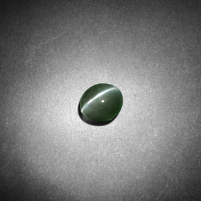 Chrysoberyl Cat's Eye طبيعي بلون أخضر، وزن ‎0.53‎ قيراط، شكل بيضاوى، مقاس ‎5.9x4.4‎ مم