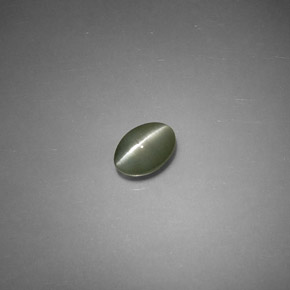 Chrysoberyl Cat's Eye طبيعي بلون أخضر، وزن ‎0.79‎ قيراط، شكل بيضاوى، مقاس ‎6.1x4.1‎ مم