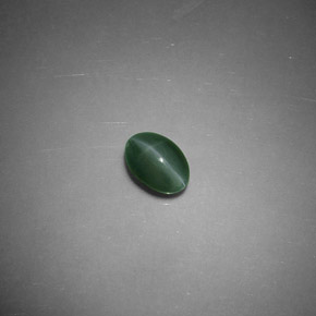 Chrysoberyl Cat's Eye طبيعي بلون أخضر، وزن ‎0.47‎ قيراط، شكل بيضاوى، مقاس ‎5.7x4.1‎ مم