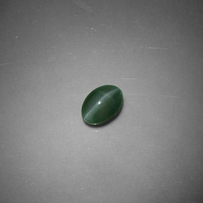 Chrysoberyl Cat's Eye طبيعي بلون أخضر، وزن ‎0.47‎ قيراط، شكل بيضاوى، مقاس ‎5.7x4.1‎ مم