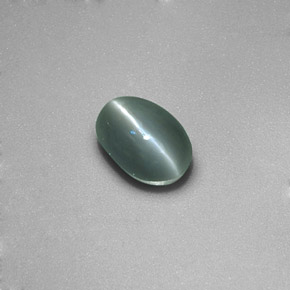 Chrysoberyl Cat's Eye طبيعي بلون أخضر، وزن ‎0.86‎ قيراط، شكل شفاف، مقاس ‎5.9x4.1‎ مم
