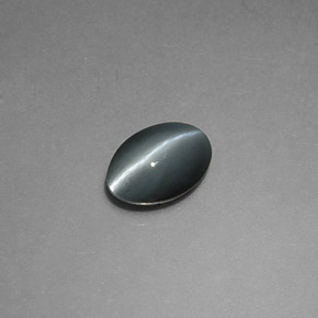 Chrysoberyl Cat's Eye طبيعي بلون رمادي، وزن ‎0.65‎ قيراط، شكل بيضاوى، مقاس ‎6x4.1‎ مم