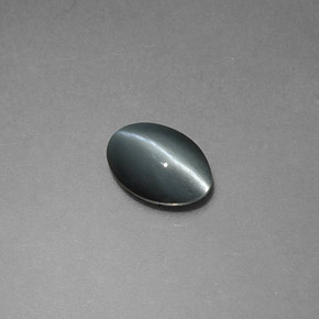 Chrysoberyl Cat's Eye طبيعي بلون رمادي، وزن ‎0.65‎ قيراط، شكل بيضاوى، مقاس ‎6x4.1‎ مم