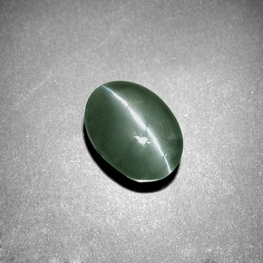 Chrysoberyl Cat's Eye طبيعي بلون أخضر، وزن ‎3.04‎ قيراط، شكل بيضاوى، مقاس ‎8.4x7.2‎ مم
