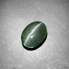Chrysoberyl Cat's Eye طبيعي بلون أخضر، وزن ‎3.04‎ قيراط، شكل بيضاوى، مقاس ‎8.4x7.2‎ مم