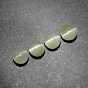 Chrysoberyl Cat's Eye طبيعي بلون أخضر، وزن ‎‎ قيراط، شكل شفاف، مقاس ‎4.34‎ مم