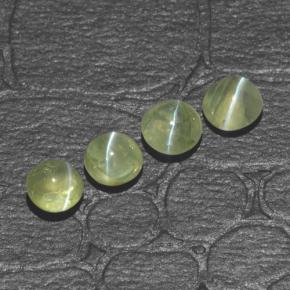 Chrysoberyl Cat's Eye طبيعي بلون أخضر مصفر، وزن ‎1.42‎ قيراط، شكل دائري، مقاس ‎3.98‎ مم