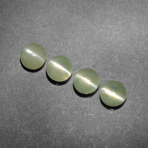Chrysoberyl Cat's Eye طبيعي بلون أخضر، وزن ‎‎ قيراط، شكل شفاف، مقاس ‎4.13‎ مم