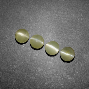 Chrysoberyl Cat's Eye طبيعي بلون أخضر ذهبي، وزن ‎‎ قيراط، شكل شفاف، مقاس ‎4.05‎ مم