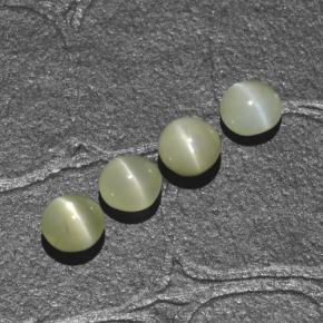 Chrysoberyl Cat's Eye طبيعي بلون أخضر، وزن ‎1.88‎ قيراط، شكل دائري، مقاس ‎4.06‎ مم