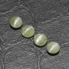 Chrysoberyl Cat's Eye طبيعي بلون أخضر ذهبي، وزن ‎1.54‎ قيراط، شكل دائري، مقاس ‎4.06‎ مم