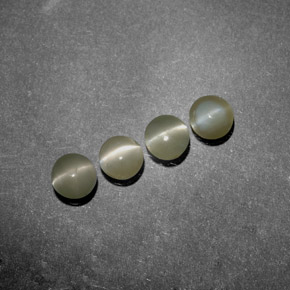 Chrysoberyl Cat's Eye طبيعي بلون أخضر ذهبي، وزن ‎1.38‎ قيراط، شكل شفاف، مقاس ‎3.98‎ مم