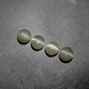 Chrysoberyl Cat's Eye طبيعي بلون أخضر ذهبي، وزن ‎1.38‎ قيراط، شكل شفاف، مقاس ‎3.98‎ مم