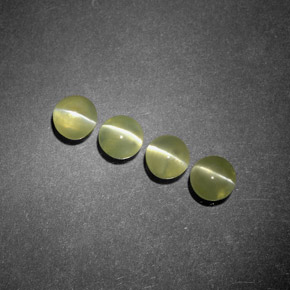 Chrysoberyl Cat's Eye طبيعي بلون أخضر مصفر، وزن ‎‎ قيراط، شكل شفاف، مقاس ‎3.93‎ مم