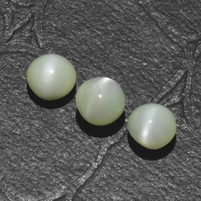 Chrysoberyl Cat's Eye طبيعي بلون أخضر، وزن ‎1.44‎ قيراط، شكل دائري، مقاس ‎3.96‎ مم