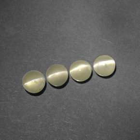 Chrysoberyl Cat's Eye طبيعي بلون أخضر ذهبي، وزن ‎‎ قيراط، شكل شفاف، مقاس ‎3.96‎ مم