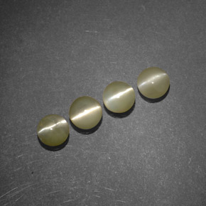 Chrysoberyl Cat's Eye طبيعي بلون أخضر ذهبي، وزن ‎1.51‎ قيراط، شكل شفاف، مقاس ‎3.97‎ مم