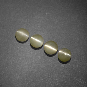 Chrysoberyl Cat's Eye طبيعي بلون أخضر ذهبي، وزن ‎1.51‎ قيراط، شكل شفاف، مقاس ‎3.97‎ مم
