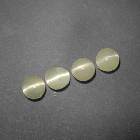 Chrysoberyl Cat's Eye طبيعي بلون أخضر ذهبي، وزن ‎‎ قيراط، شكل شفاف، مقاس ‎4.27‎ مم