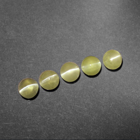 Chrysoberyl Cat's Eye طبيعي بلون أخضر ذهبي، وزن ‎‎ قيراط، شكل شفاف، مقاس ‎3.93‎ مم