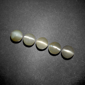 Chrysoberyl Cat's Eye طبيعي بلون أخضر ذهبي، وزن ‎‎ قيراط، شكل شفاف، مقاس ‎4.04‎ مم