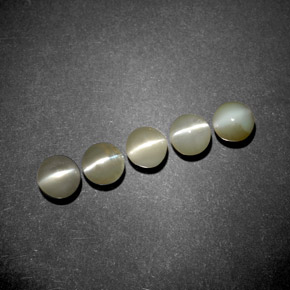 Chrysoberyl Cat's Eye طبيعي بلون أخضر ذهبي، وزن ‎‎ قيراط، شكل شفاف، مقاس ‎4.04‎ مم