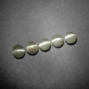 Chrysoberyl Cat's Eye طبيعي بلون أخضر ذهبي، وزن ‎‎ قيراط، شكل شفاف، مقاس ‎3.79‎ مم