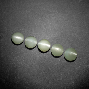 Chrysoberyl Cat's Eye طبيعي بلون أخضر ذهبي، وزن ‎‎ قيراط، شكل شفاف، مقاس ‎3.97‎ مم