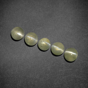 Chrysoberyl Cat's Eye طبيعي بلون أخضر ذهبي، وزن ‎2.24‎ قيراط، شكل شفاف، مقاس ‎4.13‎ مم