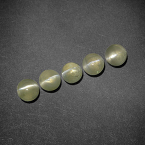 Chrysoberyl Cat's Eye طبيعي بلون أخضر ذهبي، وزن ‎2.24‎ قيراط، شكل شفاف، مقاس ‎4.13‎ مم