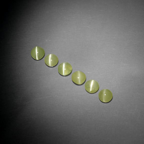 Chrysoberyl Cat's Eye طبيعي بلون أخضر مصفر، وزن ‎‎ قيراط، شكل شفاف، مقاس ‎3.79‎ مم