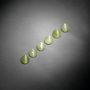 Chrysoberyl Cat's Eye طبيعي بلون أخضر مصفر، وزن ‎‎ قيراط، شكل شفاف، مقاس ‎3.84‎ مم