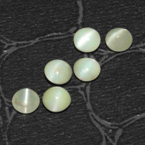 Chrysoberyl Cat's Eye طبيعي بلون أخضر مصفر، وزن ‎2.03‎ قيراط، شكل دائري، مقاس ‎4.10‎ مم