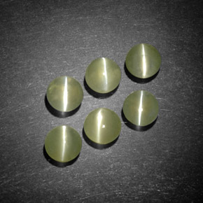 Chrysoberyl Cat's Eye طبيعي بلون أخضر مصفر، وزن ‎‎ قيراط، شكل شفاف، مقاس ‎3.98‎ مم