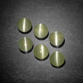 Chrysoberyl Cat's Eye طبيعي بلون أخضر مصفر، وزن ‎‎ قيراط، شكل شفاف، مقاس ‎3.98‎ مم
