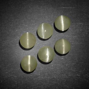 Chrysoberyl Cat's Eye طبيعي بلون أخضر مصفر، وزن ‎‎ قيراط، شكل شفاف، مقاس ‎4.11‎ مم