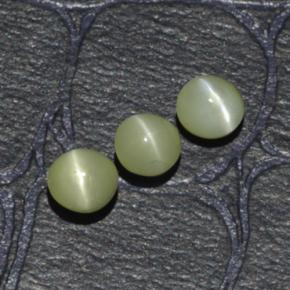 Chrysoberyl Cat's Eye طبيعي بلون أخضر مصفر، وزن ‎1.15‎ قيراط، شكل دائري، مقاس ‎3.95‎ مم