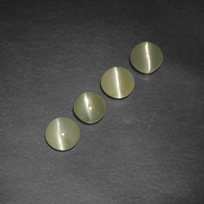 Chrysoberyl Cat's Eye طبيعي بلون أخضر مصفر، وزن ‎‎ قيراط، شكل شفاف، مقاس ‎4.22‎ مم