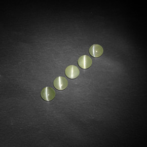 Chrysoberyl Cat's Eye طبيعي بلون أخضر مصفر، وزن ‎‎ قيراط، شكل شفاف، مقاس ‎4.01‎ مم