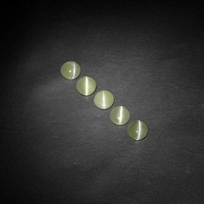 Chrysoberyl Cat's Eye طبيعي بلون أخضر مصفر، وزن ‎‎ قيراط، شكل شفاف، مقاس ‎4.01‎ مم
