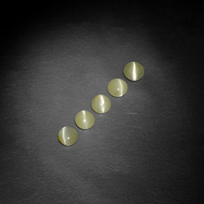 Chrysoberyl Cat's Eye طبيعي بلون أخضر مصفر، وزن ‎‎ قيراط، شكل شفاف، مقاس ‎3.89‎ مم