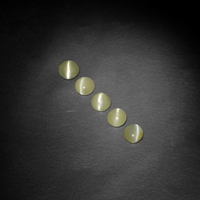 Chrysoberyl Cat's Eye طبيعي بلون أخضر مصفر، وزن ‎‎ قيراط، شكل شفاف، مقاس ‎3.89‎ مم