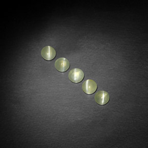 Chrysoberyl Cat's Eye طبيعي بلون أخضر مصفر، وزن ‎‎ قيراط، شكل شفاف، مقاس ‎4.21‎ مم