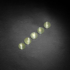 Chrysoberyl Cat's Eye طبيعي بلون أخضر مصفر، وزن ‎‎ قيراط، شكل شفاف، مقاس ‎4.21‎ مم