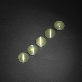 Chrysoberyl Cat's Eye طبيعي بلون أخضر مصفر، وزن ‎‎ قيراط، شكل شفاف، مقاس ‎4.35‎ مم