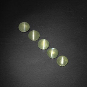 Chrysoberyl Cat's Eye طبيعي بلون أخضر مصفر، وزن ‎‎ قيراط، شكل شفاف، مقاس ‎4.35‎ مم